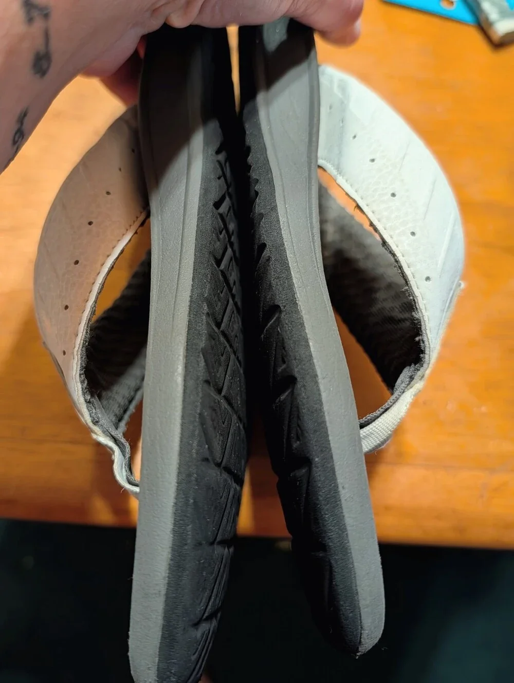Reef Men’s Gray Footbed Flip Flops with White Straps Size 9